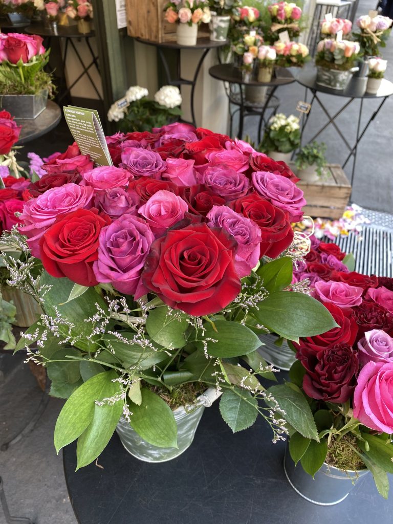 Rosas rojas y fucsias de la floristería Au nome de la Rose