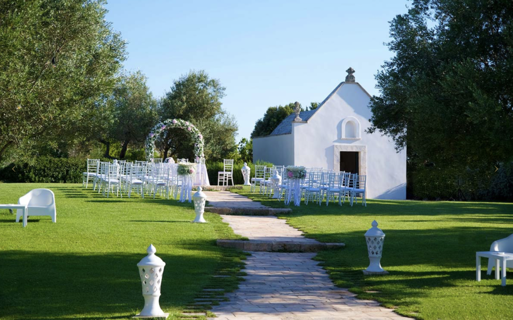 Foto De la Iglesia con arco de flores. Elopement