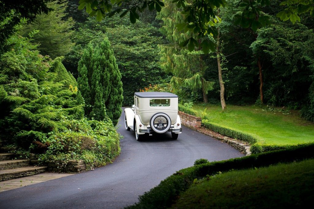 Foto de coche antiguo por la carretera