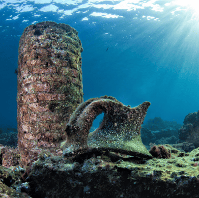 Foto de antigua columna romana del parque sumergido de Baia