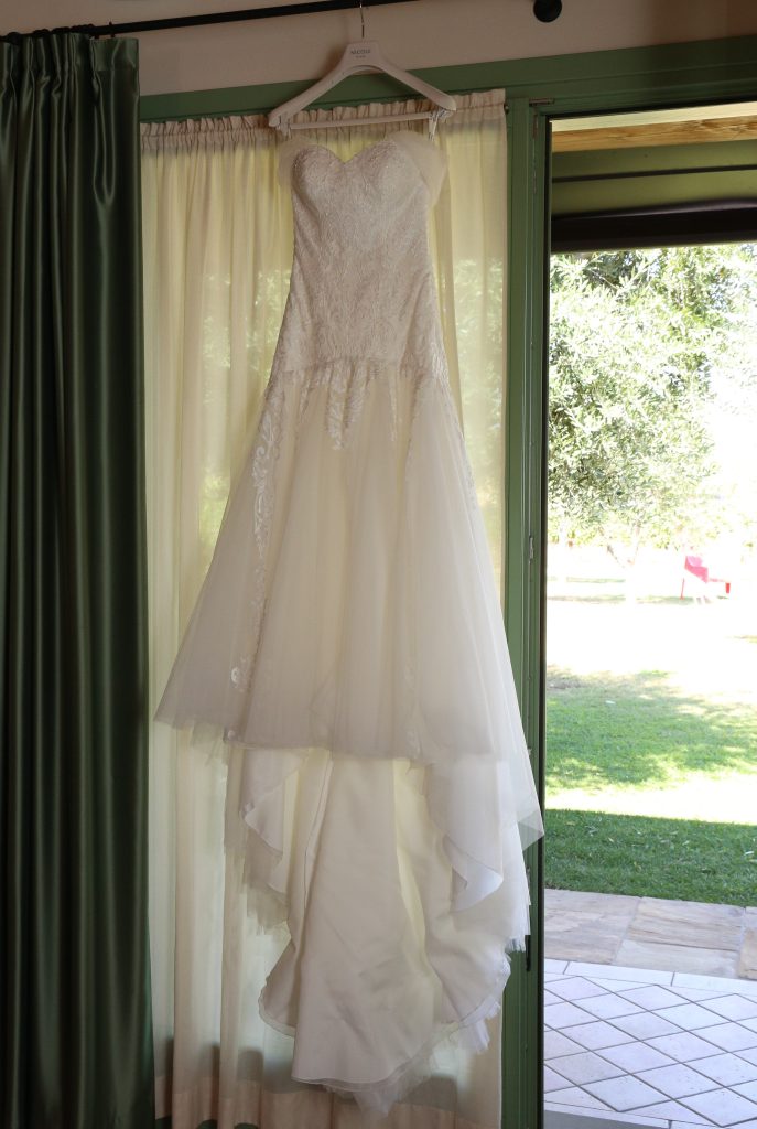 Foto del vestido de novia de Nicole Spose en Castello Quistini. Elopement