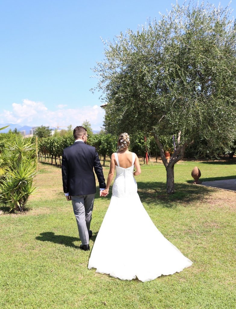 Foto de los novios paseando por el jardín de Castello Quistini. Elopement