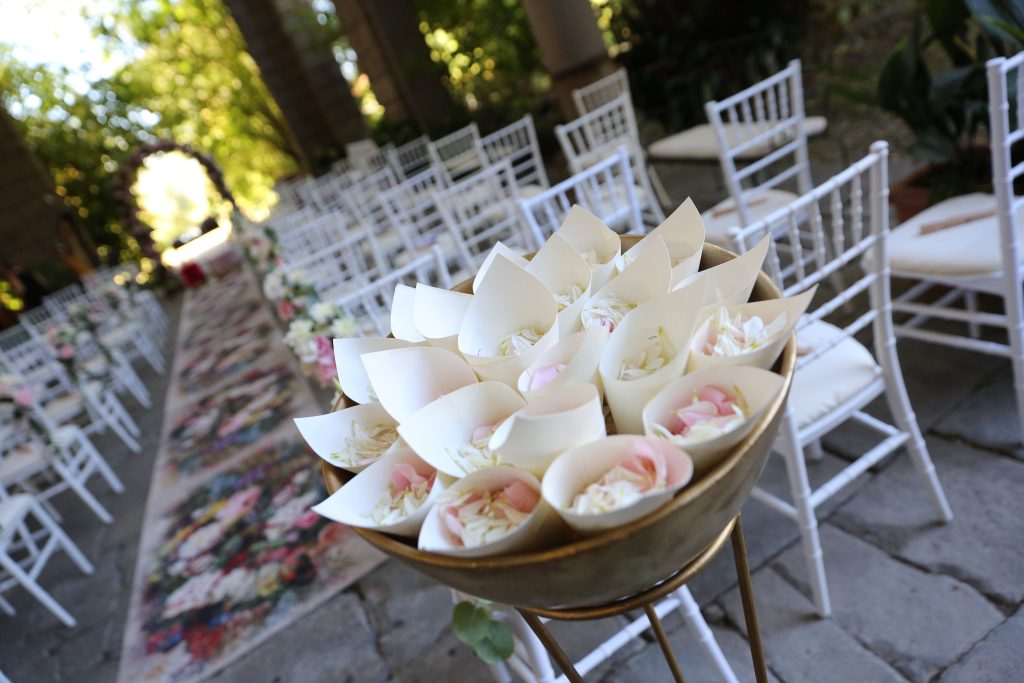 Foto de petalos de rosa y confetti de boda en Castello Quistini. Elopement