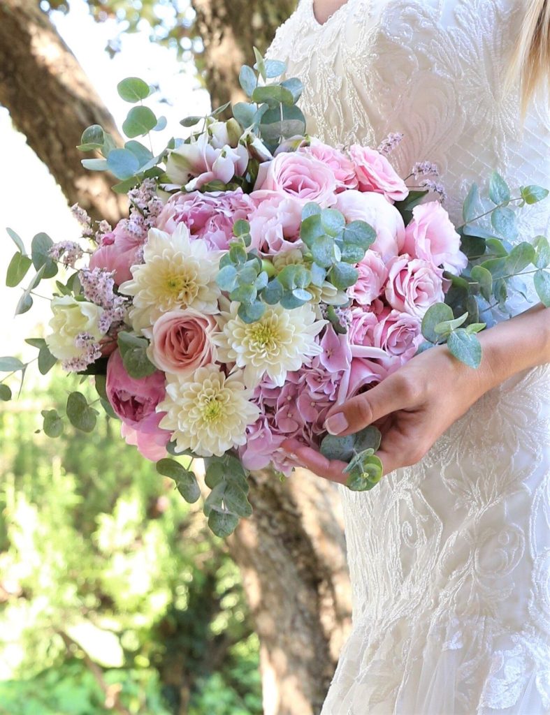 Foto de ramo de novia con Flores blancas y rosas y manicura de novia. Elopement