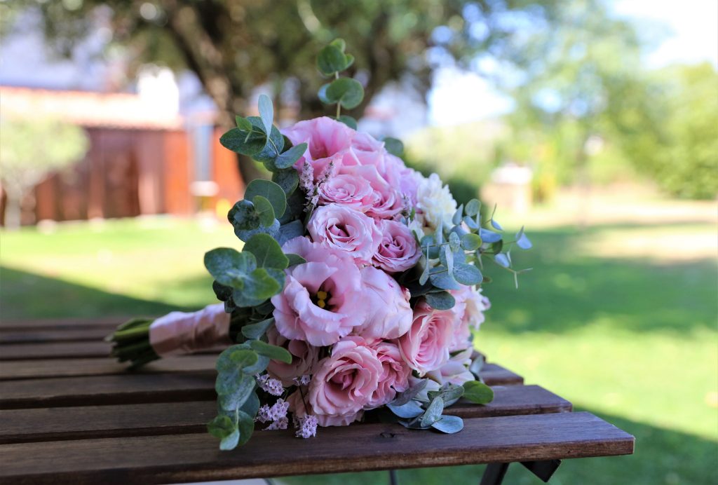 Foto de bouquet de novia con Flores rosas. Elopement