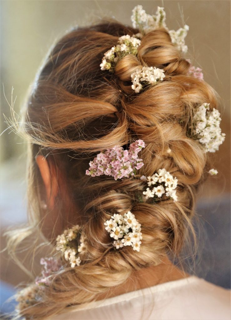 Foto de peinado de novia, trenta con Flores rosas y blancas. Elopement