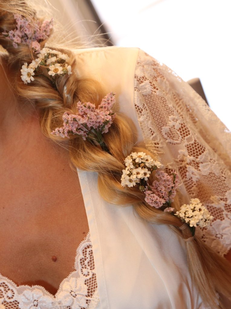 Foto de peinado de novia. Trenza con Flores rosas y blancas. Elopement