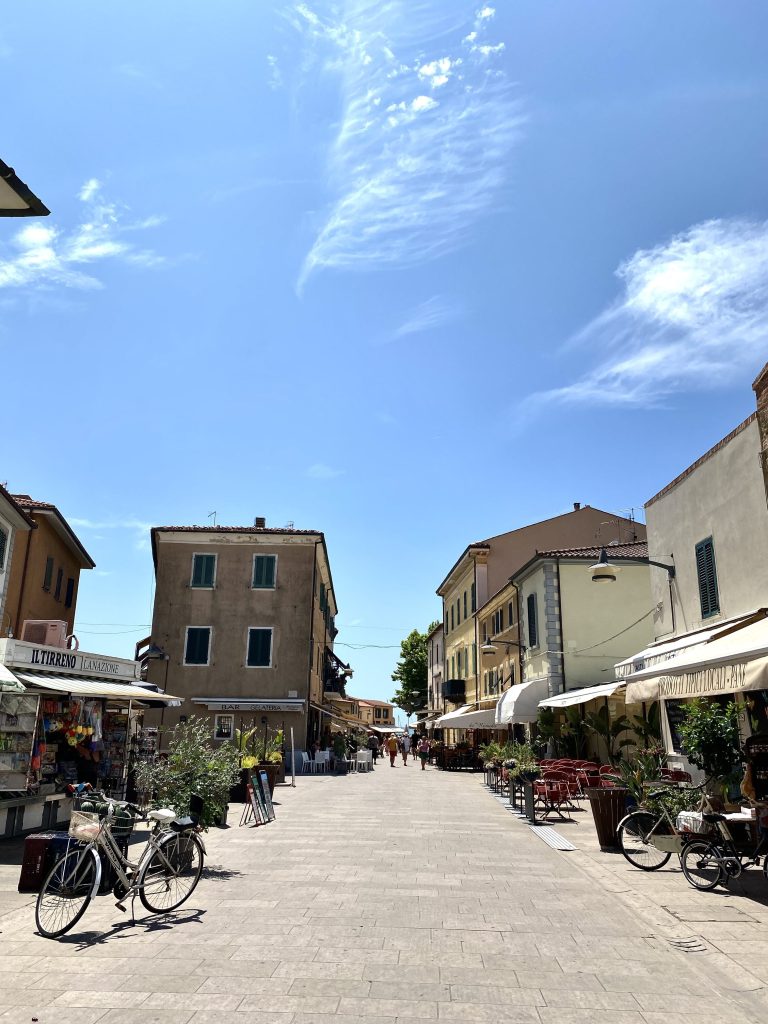 Foto de la via principal de Castiglione della Pescaia