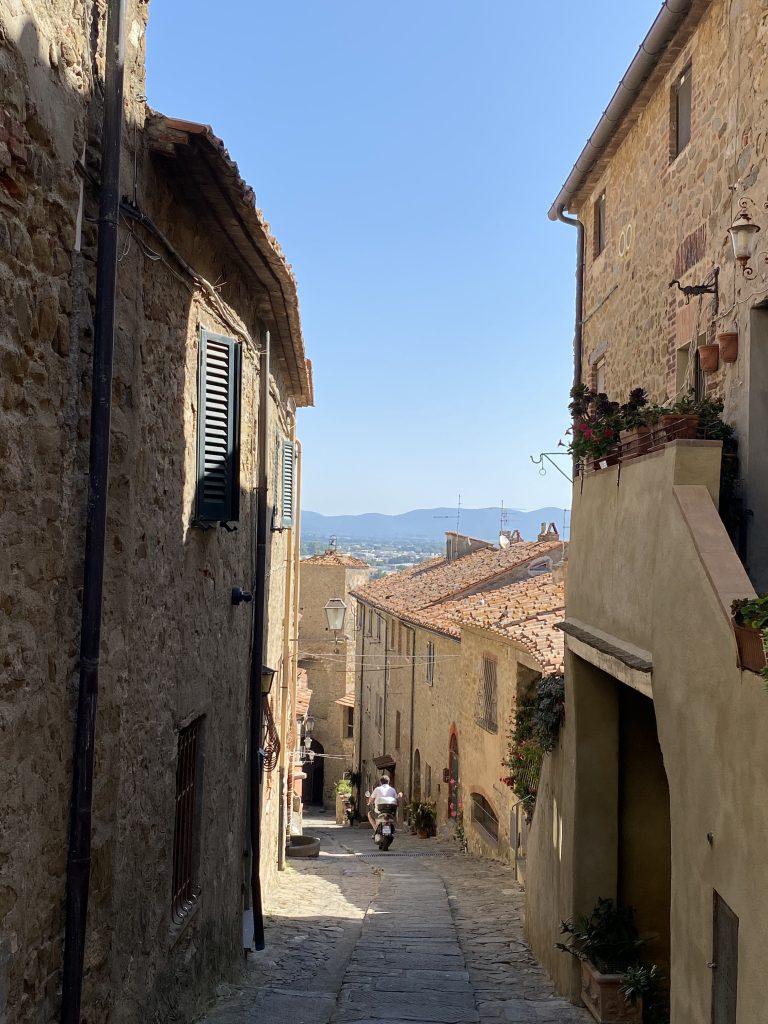 Foto de una tipica calle del Burgo Medieval de Castiglione della Pescaia