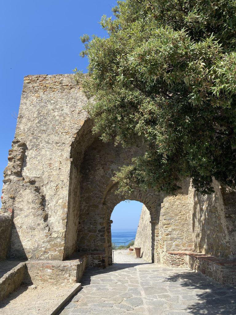 Foto del burgo medieval de Castiglione della Pescaia, muralla