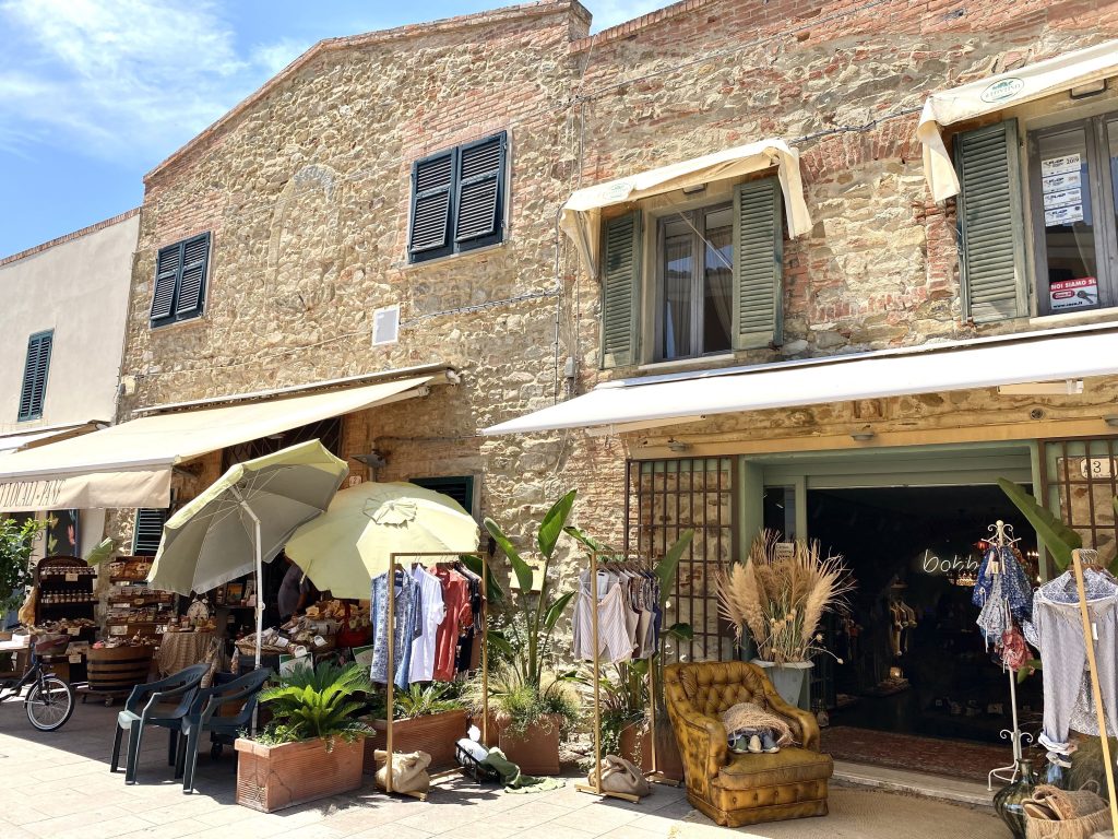 Foto de una tienda en la zona comercial de Castiglione della Pescaia