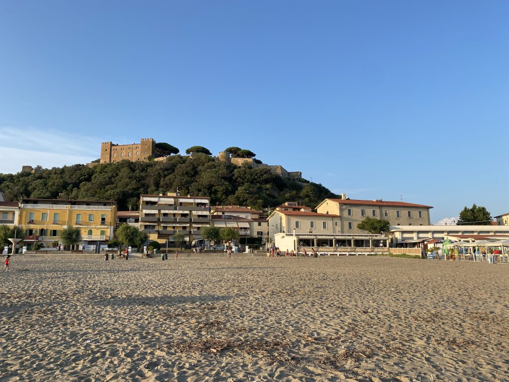 Foto de la playa de poniente, en Castiglione della Pescaia