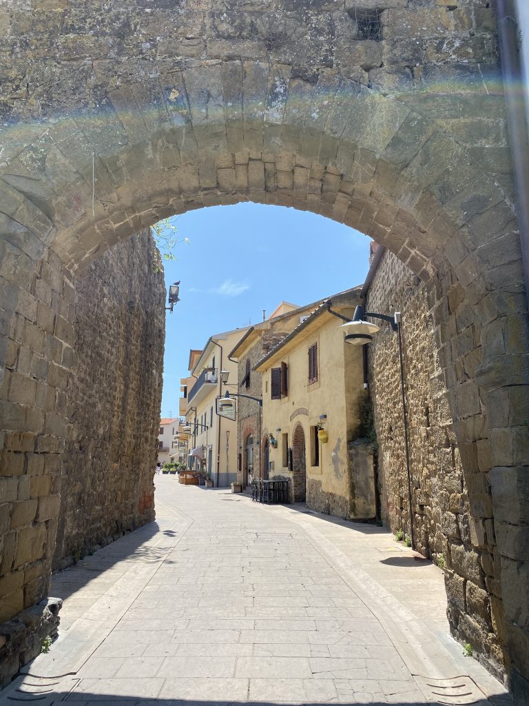 Foto de la entrada a la parte nueva de Castiglione della Pescaia