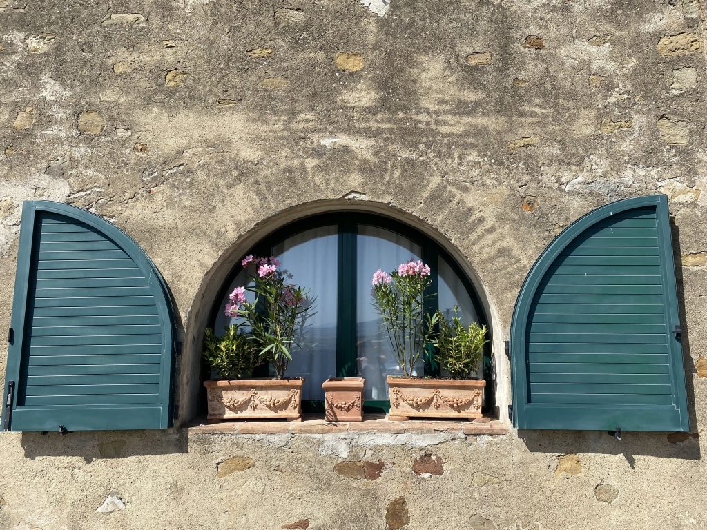 Foto de una ventana decorada con flores, Castiglione della Pescaia