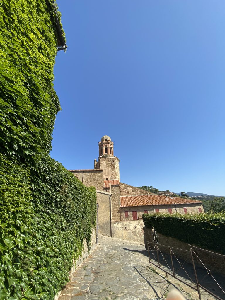 Foto del burgo medieval de Castiglione della Pescaia, vista del campanario de la iglesia de San Giovanni Battista