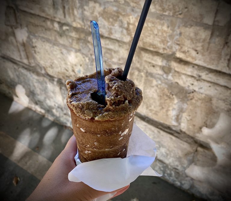 Foto de un graniamo de café en la plaza de Noto (Siracusa)