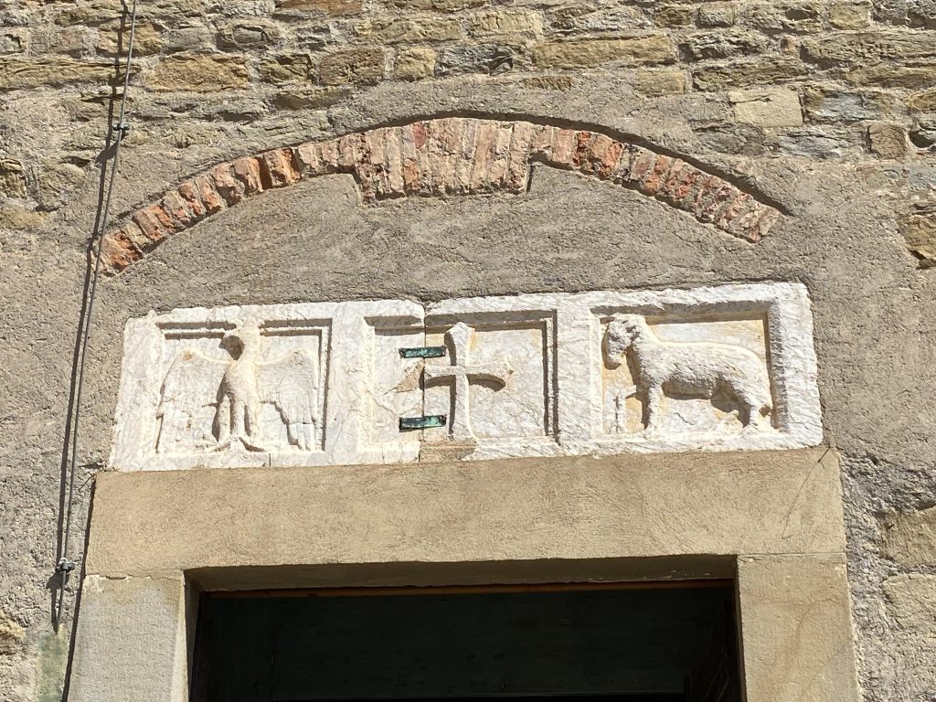 Foto del dintel de la iglesia de san giovanni battista, en Castiglione della Pescaia