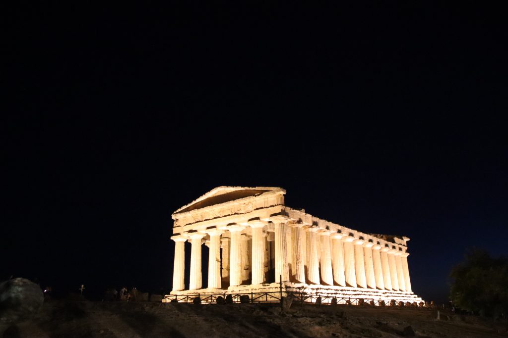 Templo griego iluminado del Valle de los Templos en Agrigento, Sicilia