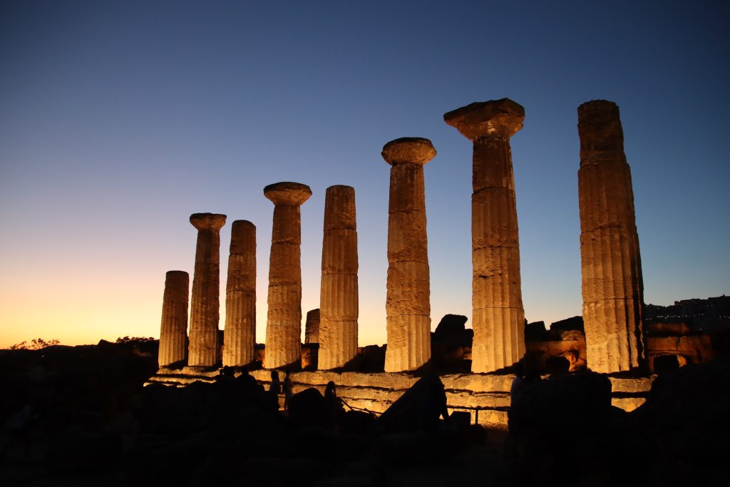 Foto de un atardecer en el Valle de los Templos, en Agrigento, Sicilia