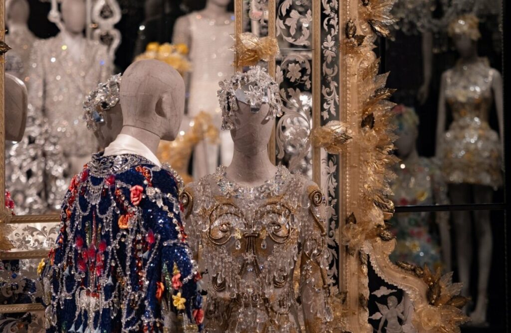 Foto de traje de hombre y mujer disenados por Dolce&Gabbana y expuestos en el Palazzo Reale de Milán