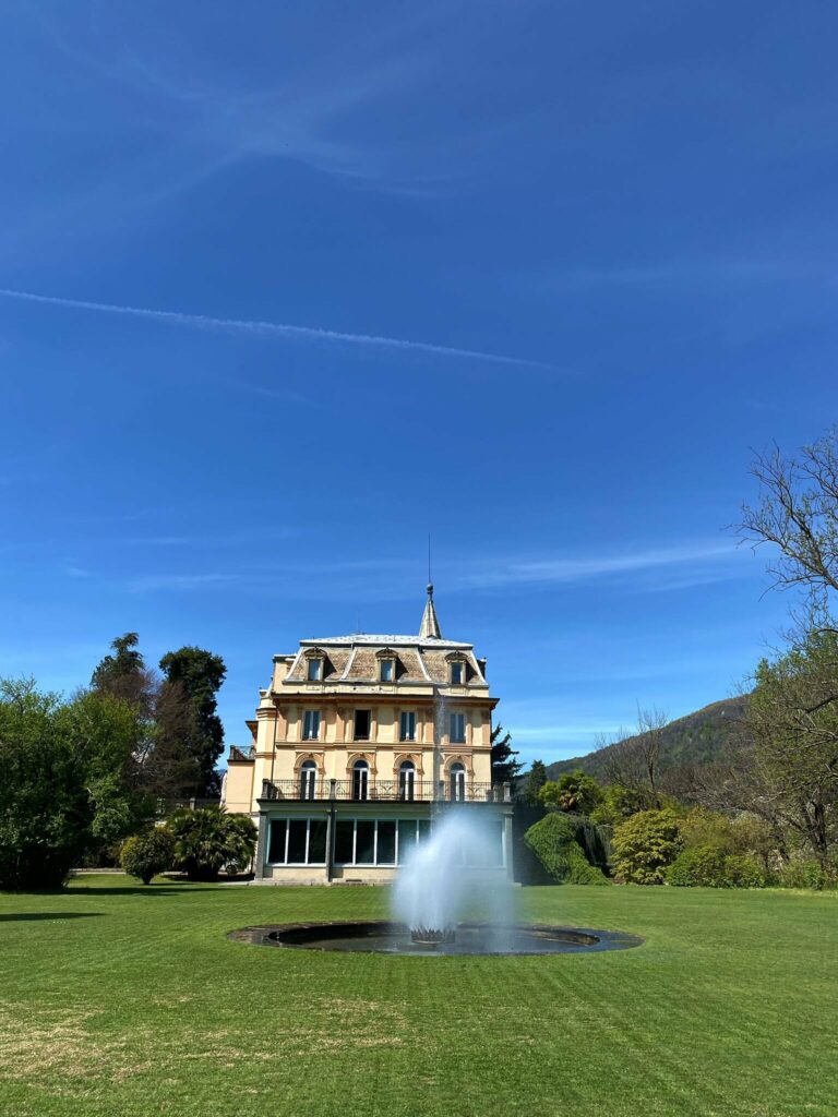 Foto del palacete de Villa Taranto rodeado de un jardín con fuente