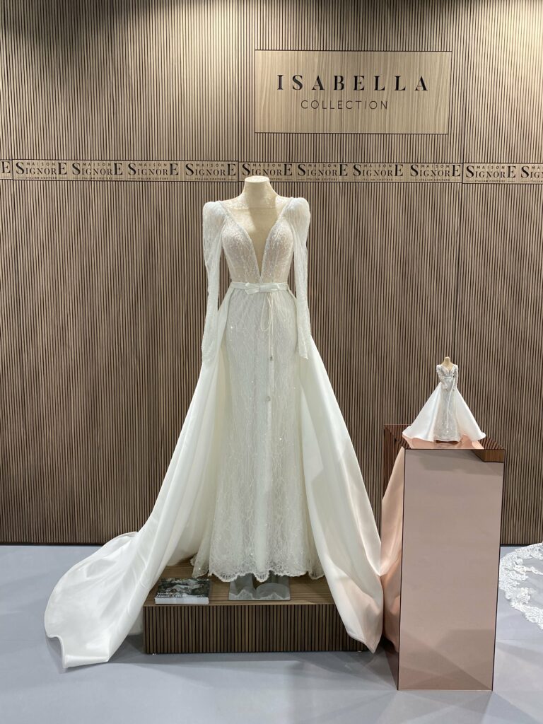 Foto de vestido de novia de color blanco elegante escote y de una miniatura del vestido