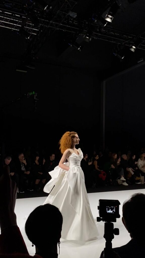 Foto de una modelo en un desfile con vestido de novia blanco de Elisabetta Polignano