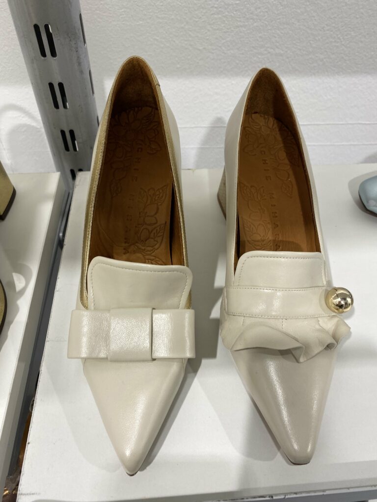 Foto de zapatos vintage con punta fina blancos de Chie Mihara