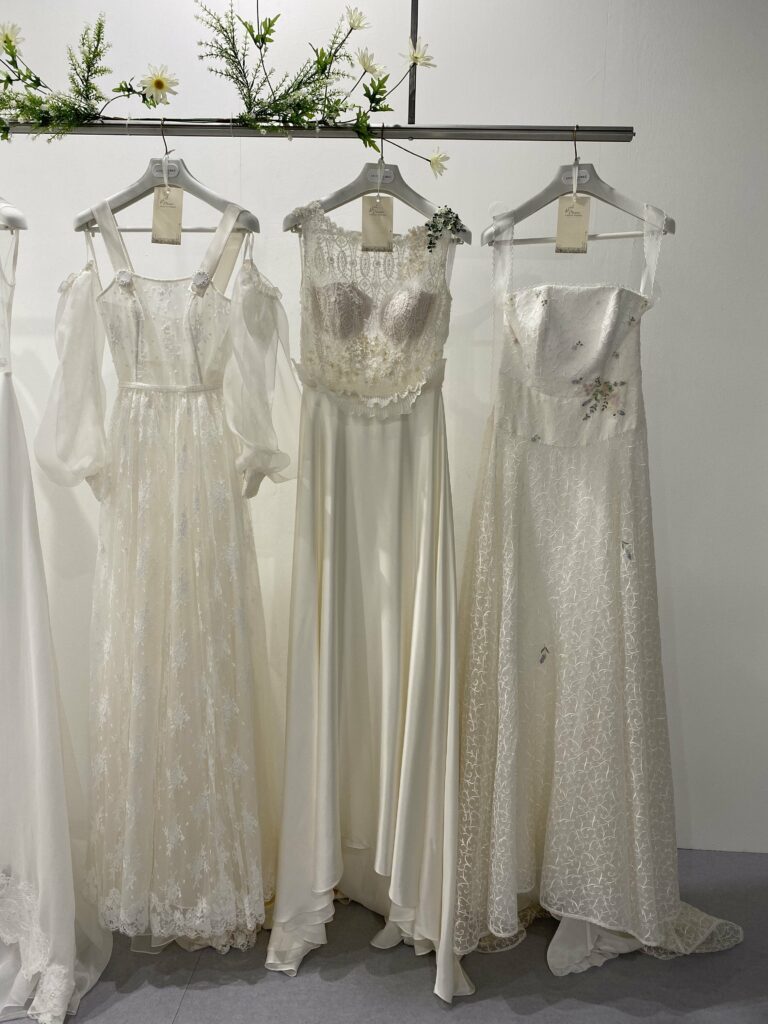 Foto de 3 vestidos de novia de Angela Nobile con lineas evasé, tejidos de seda y flores bordadas