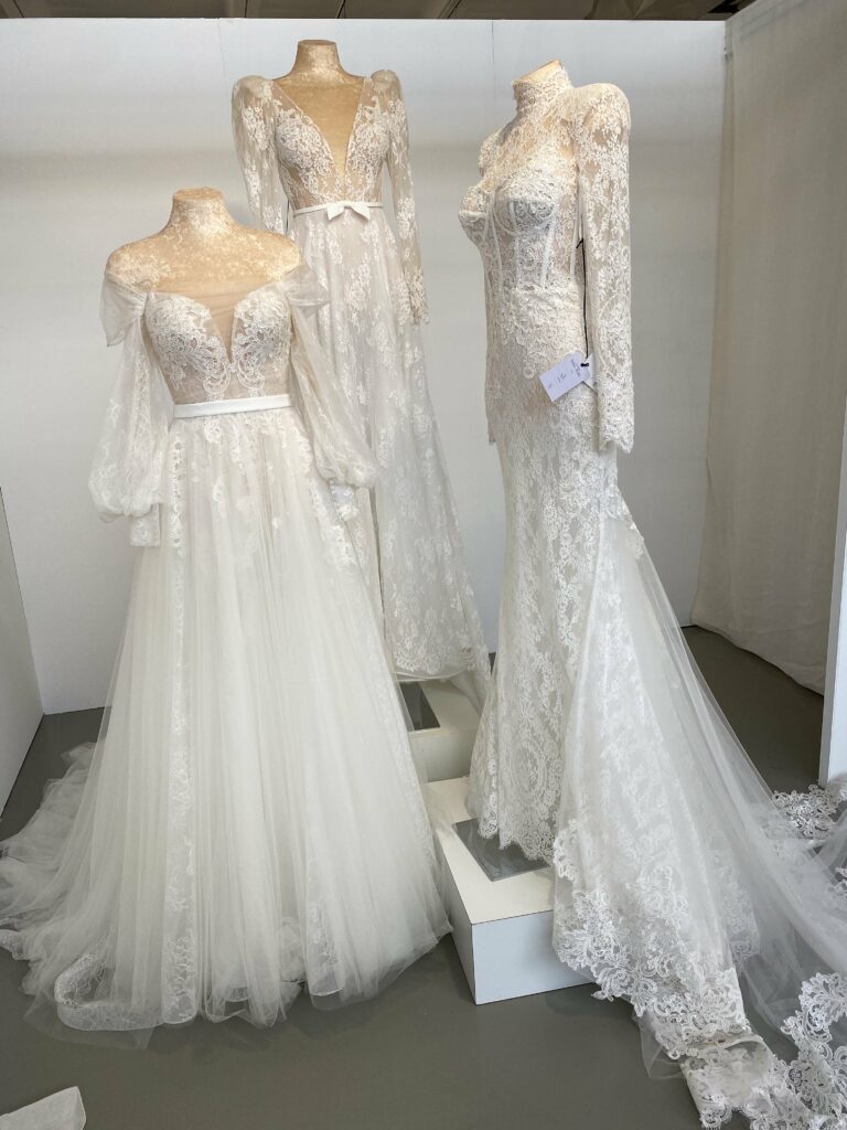 Foto de tres vestidos de novia blancos con encajes y pedrería