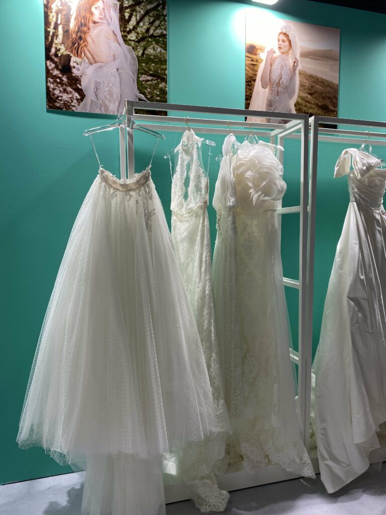 Foto de una falda de tul blanca estilo bailarina sobre un fondo aguamarina, de Sara Radice