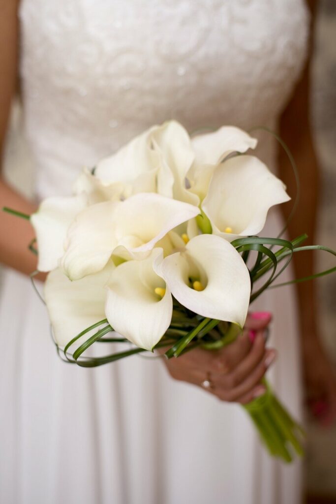 Foto de ramo de novia con calas blancas