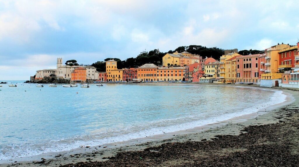 Foto de la playa de sestri levante con sus casas de colores